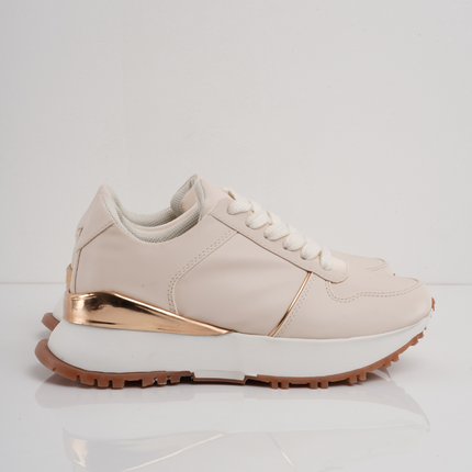 Tenis crema con suela café y detalles dorados