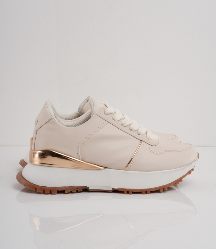 Tenis crema con suela café y detalles dorados