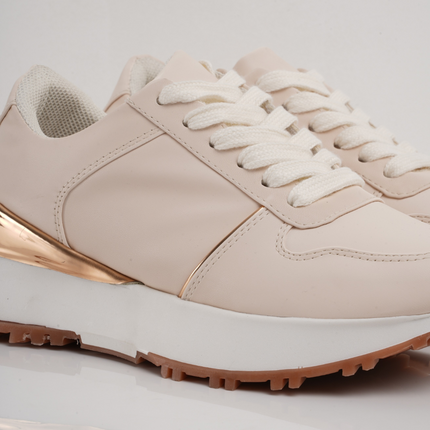 Tenis crema con suela café y detalles dorados
