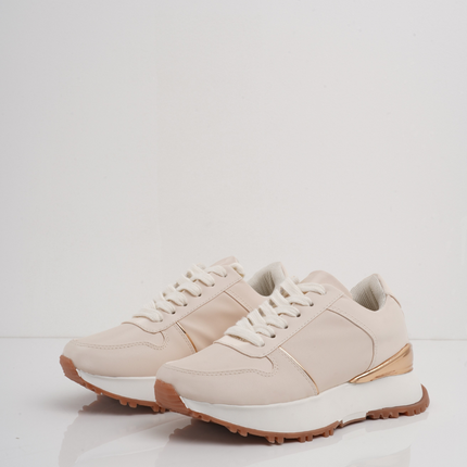 Tenis crema con suela café y detalles dorados