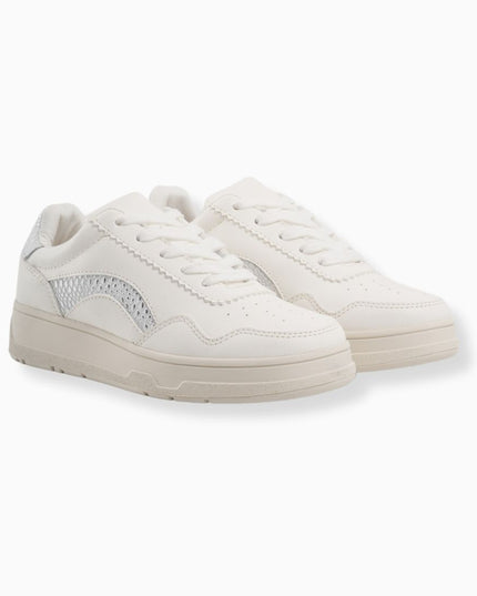tenis blancos con texturas doradas