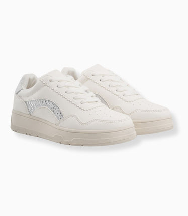 tenis blancos con texturas doradas