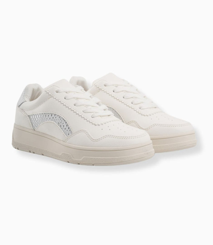 tenis blancos con texturas doradas