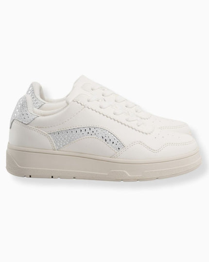 tenis blancos con texturas doradas