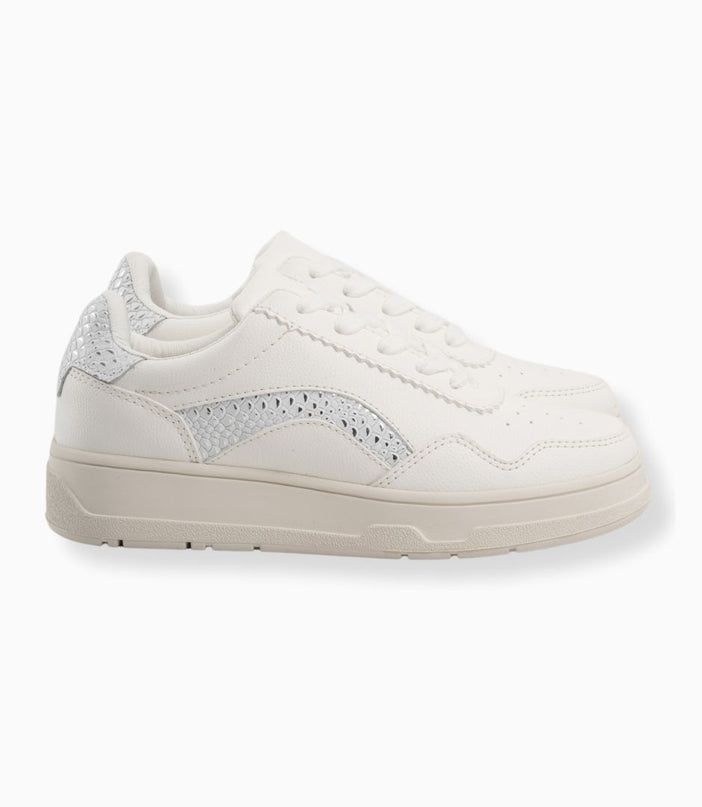 tenis blancos con texturas doradas