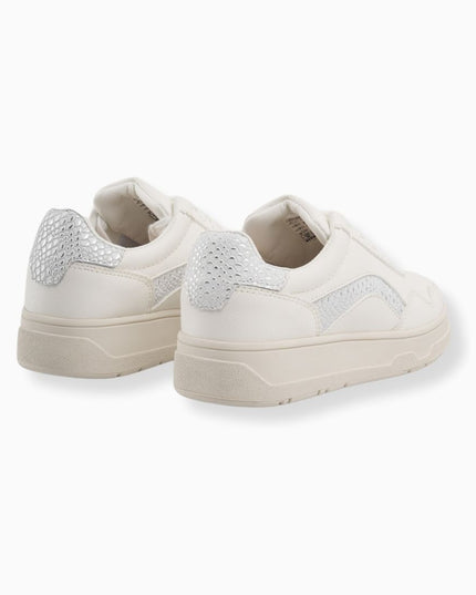 tenis blancos con texturas doradas