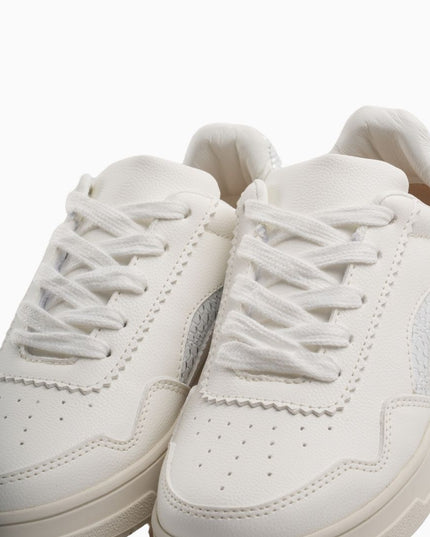 tenis blancos con texturas doradas