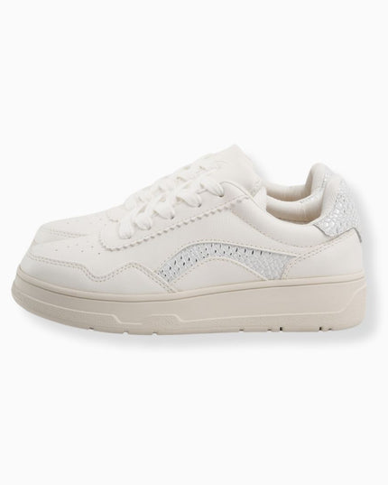tenis blancos con texturas doradas
