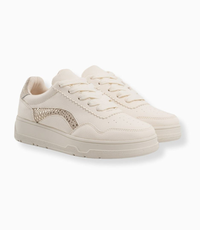 tenis beige con texturas doradas