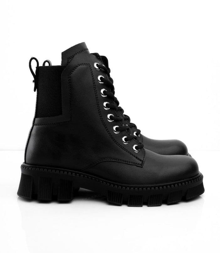 Botas negras con cordones y resorte trasero