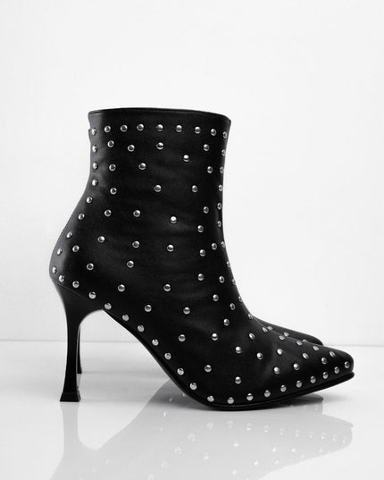 Botín negro tacón puntilla y múltiples taches