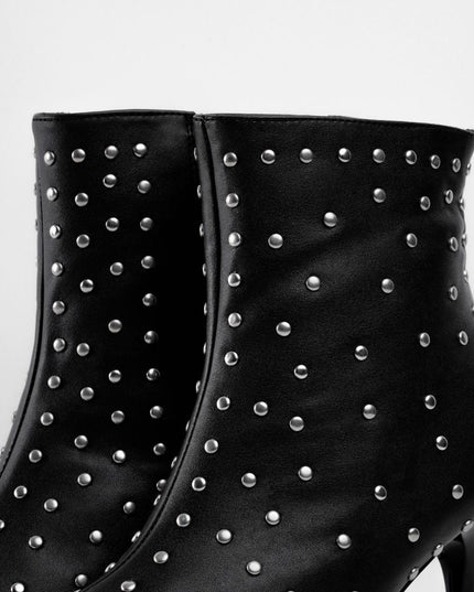 Botín negro tacón puntilla y múltiples taches