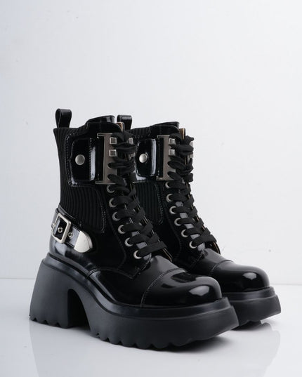 Bota negra en charol con cordón y apliques plateados