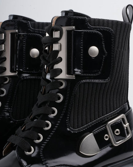 Bota negra en charol con cordón y apliques plateados