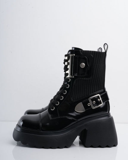 Bota negra en charol con cordón y apliques plateados