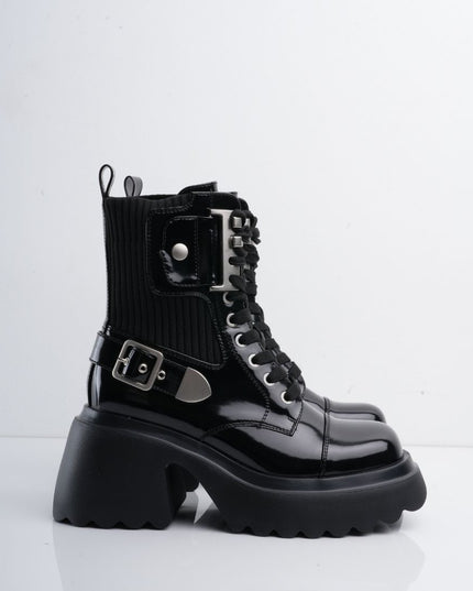 Bota negra en charol con cordón y apliques plateados