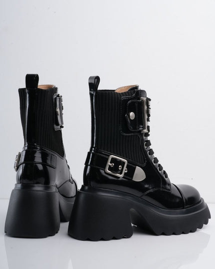 Bota negra en charol con cordón y apliques plateados