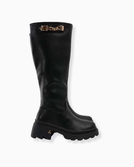 Bota larga negra y hebilla dorada