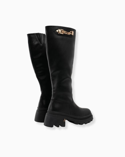 Bota larga negra y hebilla dorada