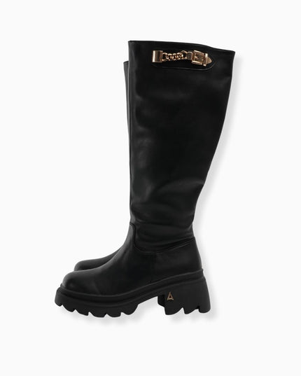 Bota larga negra y hebilla dorada