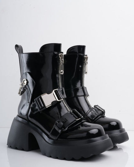 Bota negra de charol con correas y cadena plata
