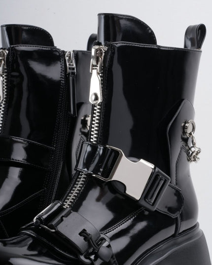 Bota negra de charol con correas y cadena plata