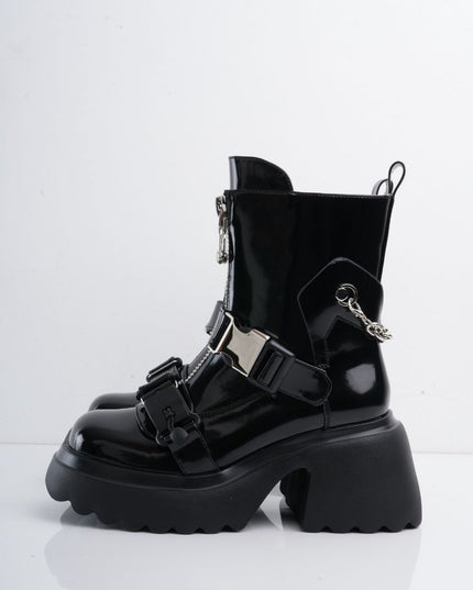 Bota negra de charol con correas y cadena plata
