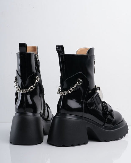 Bota negra de charol con correas y cadena plata