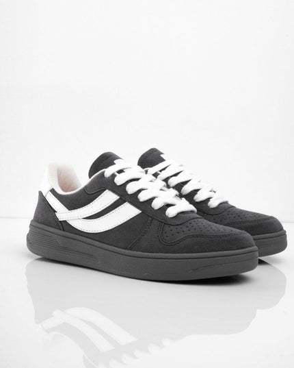 Tenis gris oscuro con laterales blancos