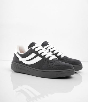 Tenis gris oscuro con laterales blancos
