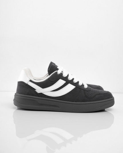 Tenis gris oscuro con laterales blancos