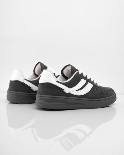 Tenis gris oscuro con laterales blancos