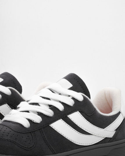 Tenis gris oscuro con laterales blancos