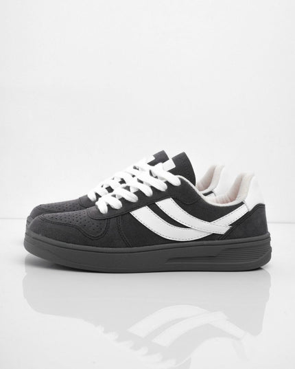 Tenis gris oscuro con laterales blancos