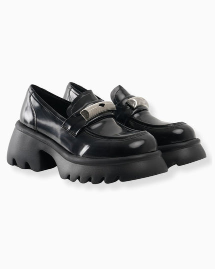 Mocasín negro brillante con detalle plata