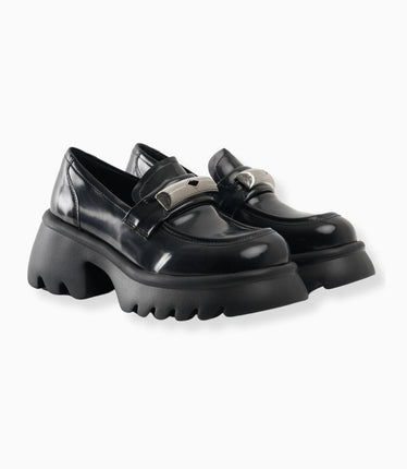 Mocasín negro brillante con detalle plata