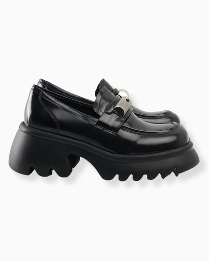 Mocasín negro brillante con detalle plata