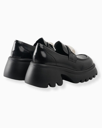 Mocasín negro brillante con detalle plata