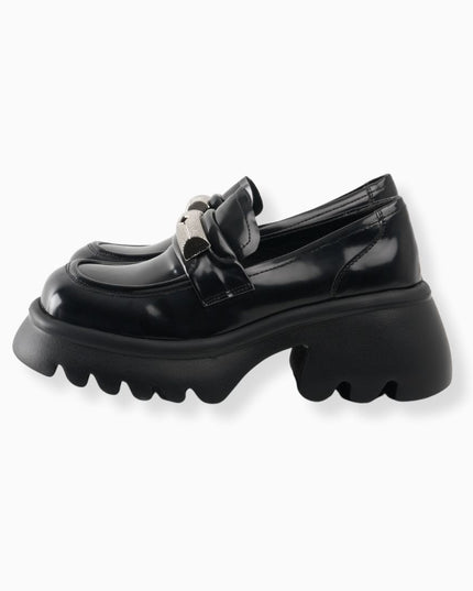 Mocasín negro brillante con detalle plata