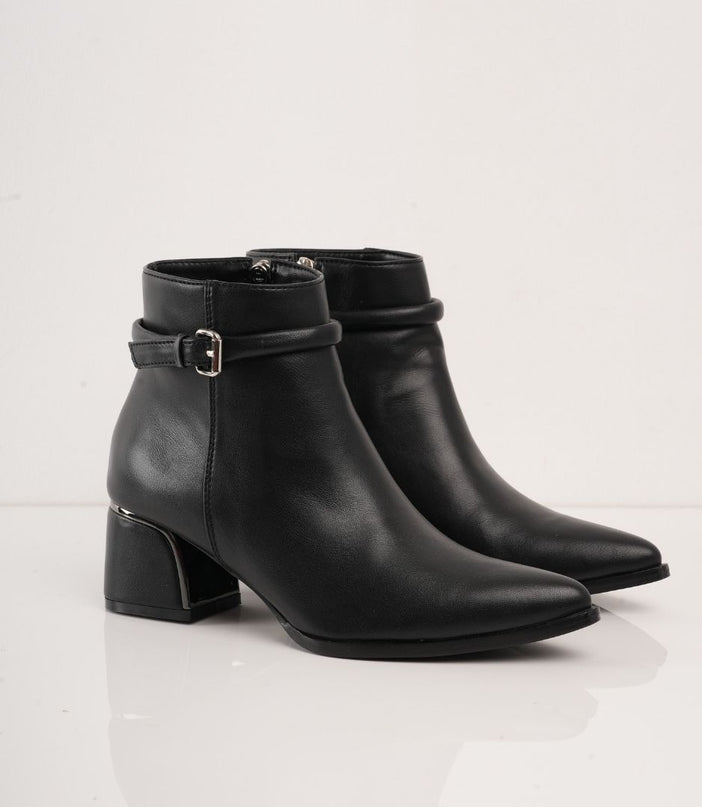 Botin negro de tacón y punta fina