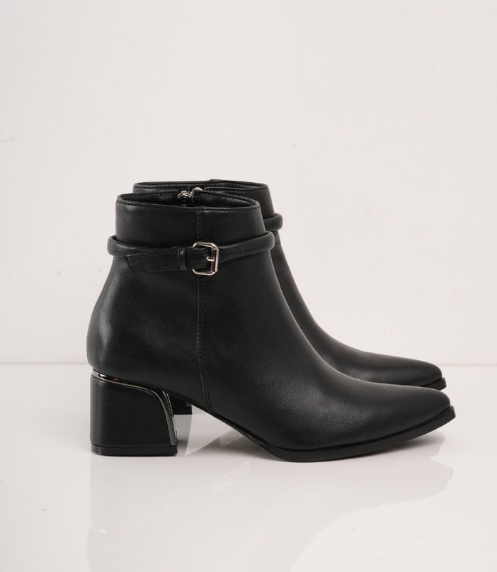 Botin negro de tacón y punta fina