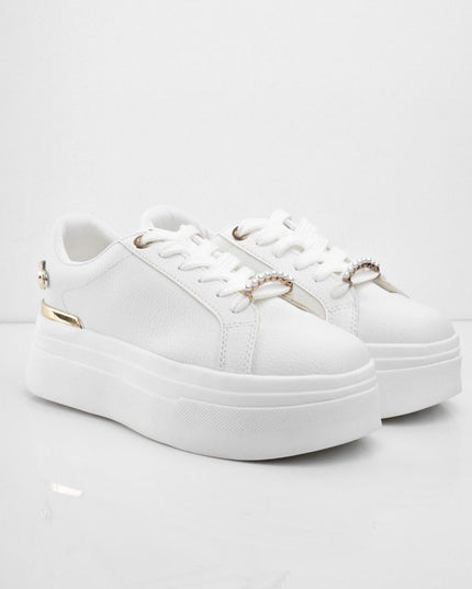 Tenis blancos de plataforma con cadena trasera