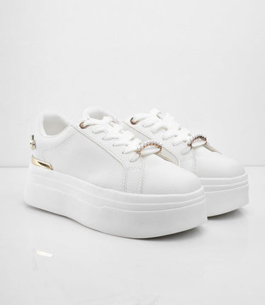Tenis blancos de plataforma con cadena trasera