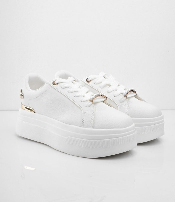 Tenis blancos de plataforma con cadena trasera