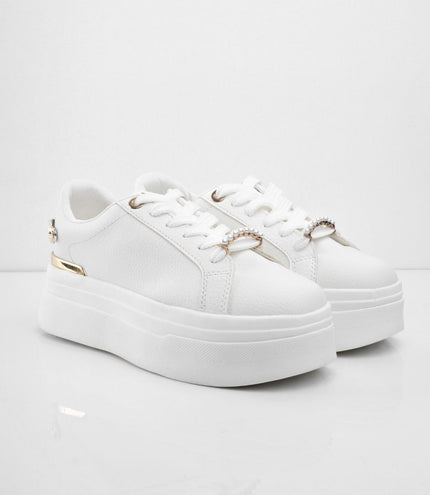 Tenis blancos de plataforma con cadena trasera