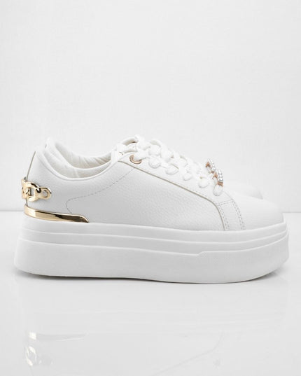 Tenis blancos de plataforma con cadena trasera