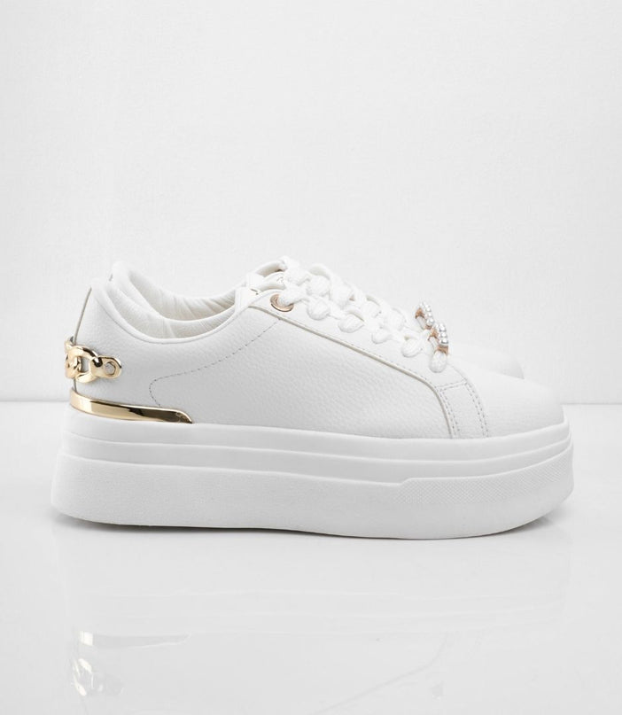 Tenis blancos de plataforma con cadena trasera