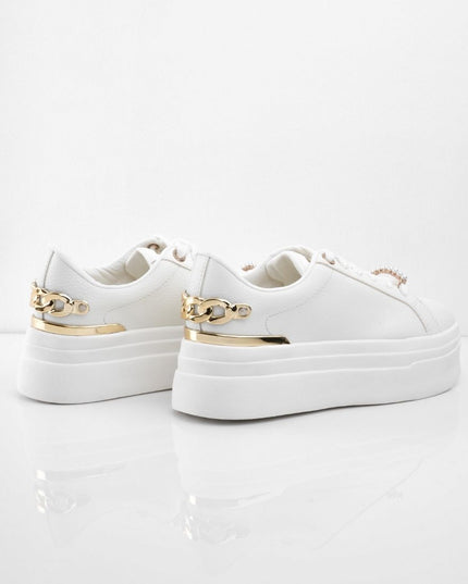 Tenis blancos de plataforma con cadena trasera