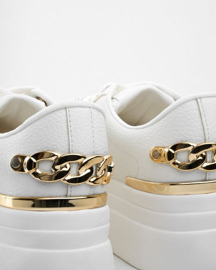 Tenis blancos de plataforma con cadena trasera