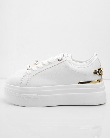 Tenis blancos de plataforma con cadena trasera